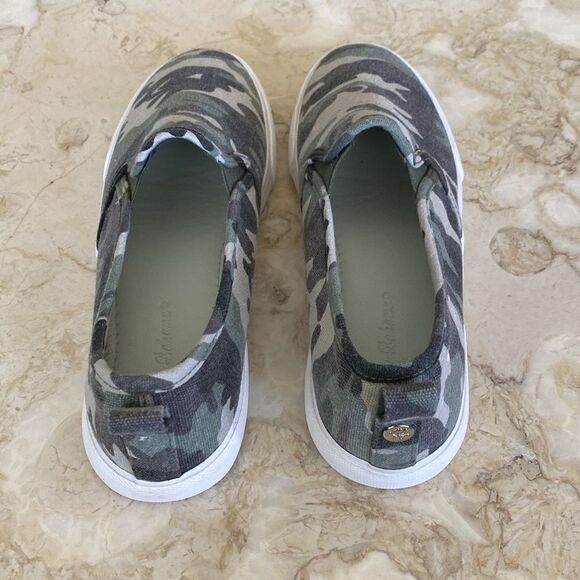 Tommy Bahama Camo Slip On Sneakers - Picture 4 of 14